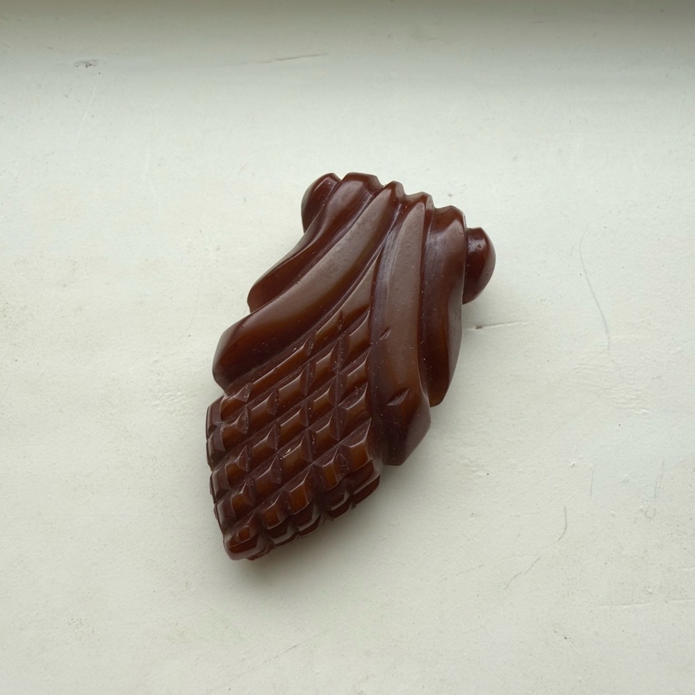 Vintage 1930’s Carved Brown Bakelite Clip